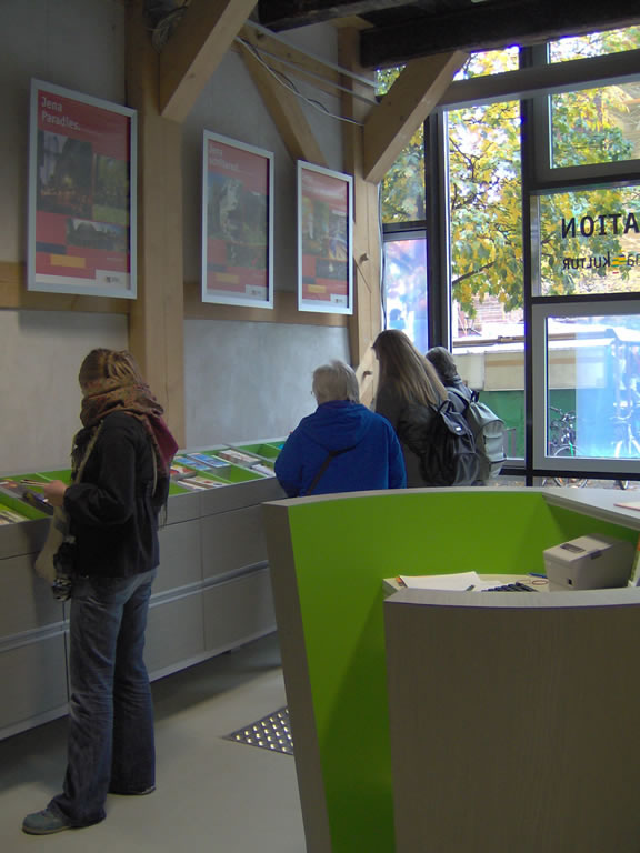 Touristenformation Jena – Tresen und Auslage