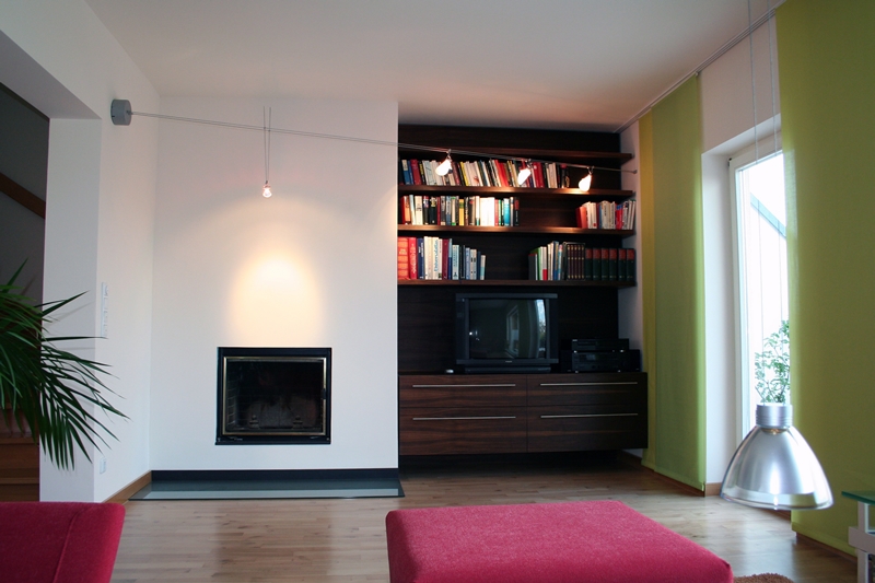 Neugestaltung eines Wohnbereiches – Bücherregal und Kamin