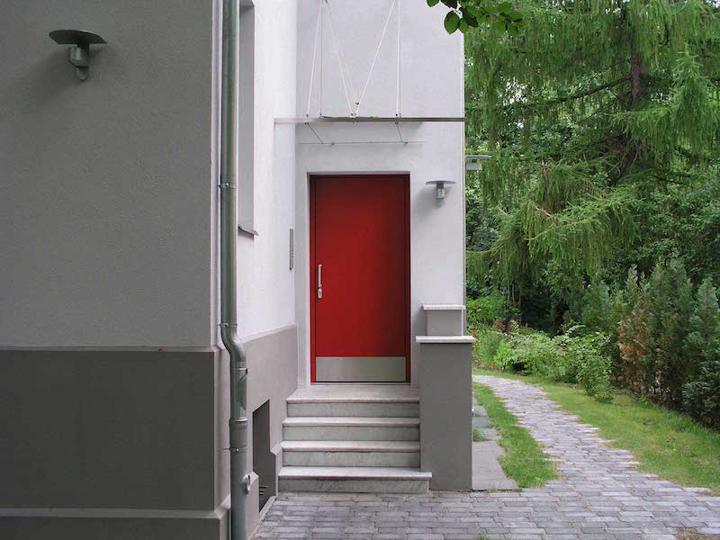 Wohnhaus für zwei Familien in Berlin Umbau – Eingang Rote Tür