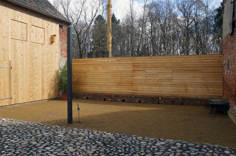 Vierseitenmühlenhof in Gräben / Brandenburg – Holzwand mit Schiebefenstern