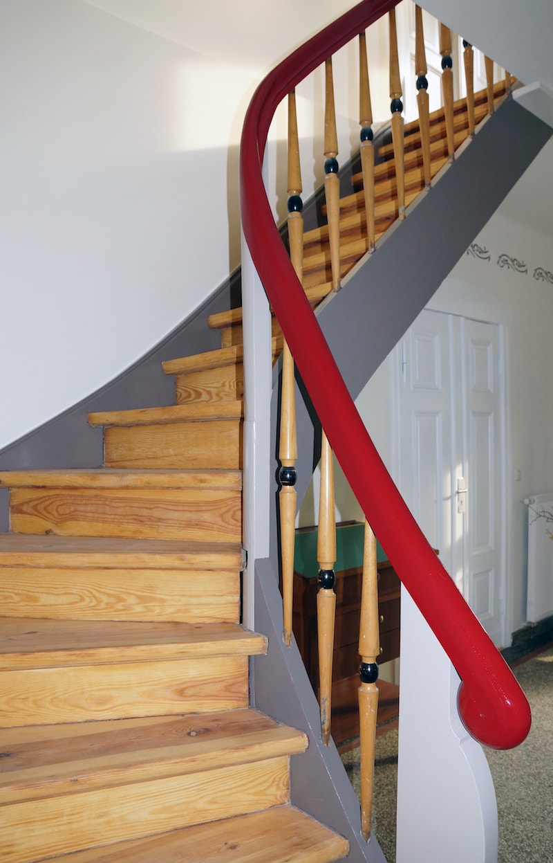 Vierseitenmühlenhof in Gräben / Brandenburg – Farbgebung Treppe