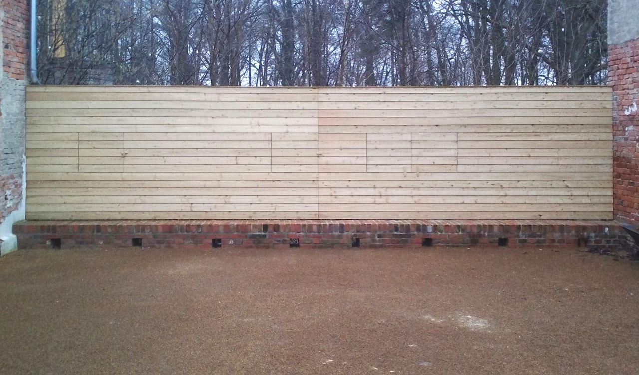 Vierseitenmühlenhof in Gräben / Brandenburg – Holzwand geöffnet